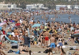 Playa de Valencia llena en este primer domingo del mes de octubre.