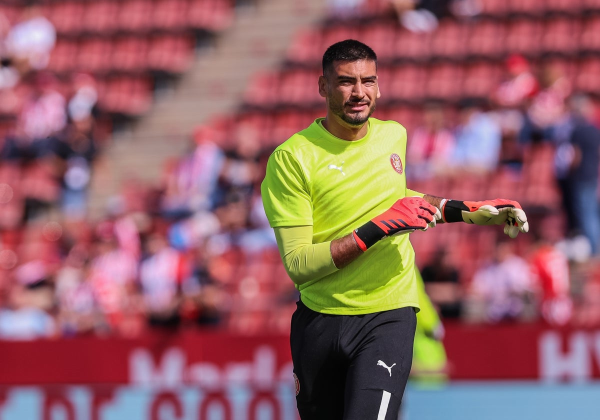 Paulo Gazzaniga en el calentamiento previo al inicio del partido entre el Girona y el Athletic