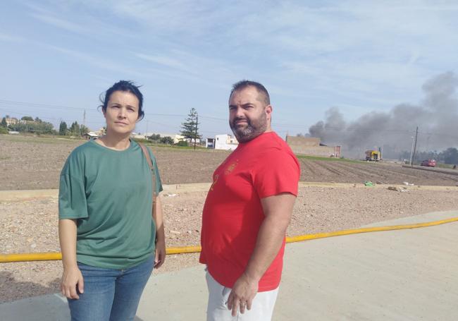 Juan y Raquel, junto al incendio.