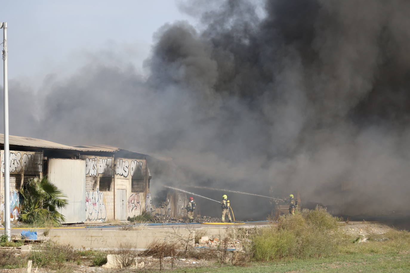 FOTOS | Incendio de una nave en Alboraya