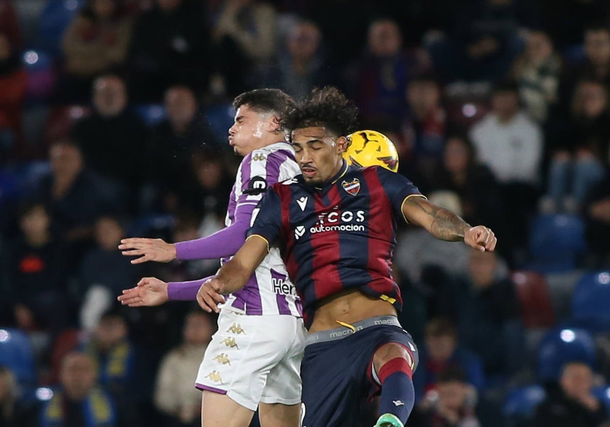 Fabrício salta durante un partido de la temporada pasada contra el Valladolid.