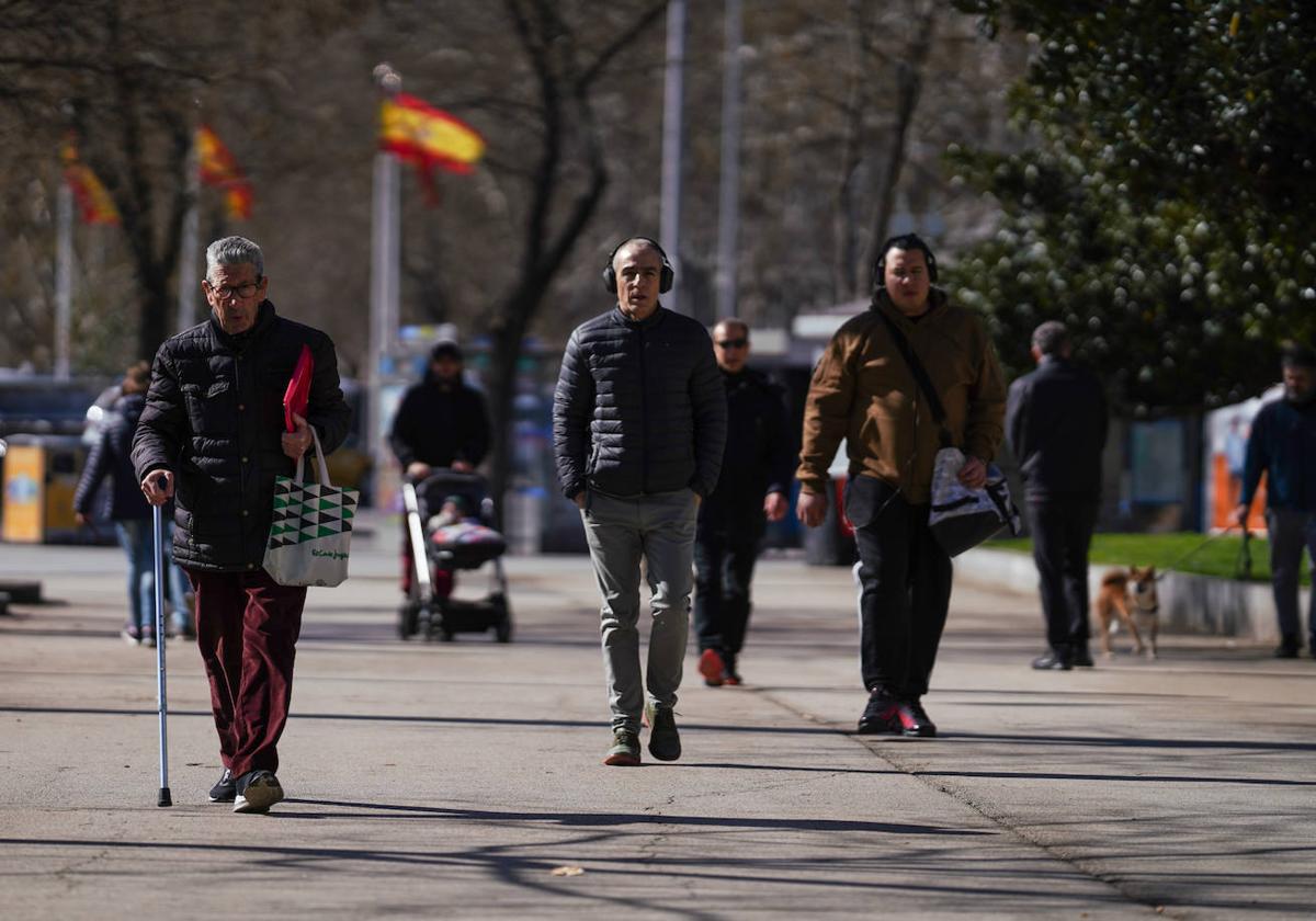 Un jubilado pensionista pasea por un parque.