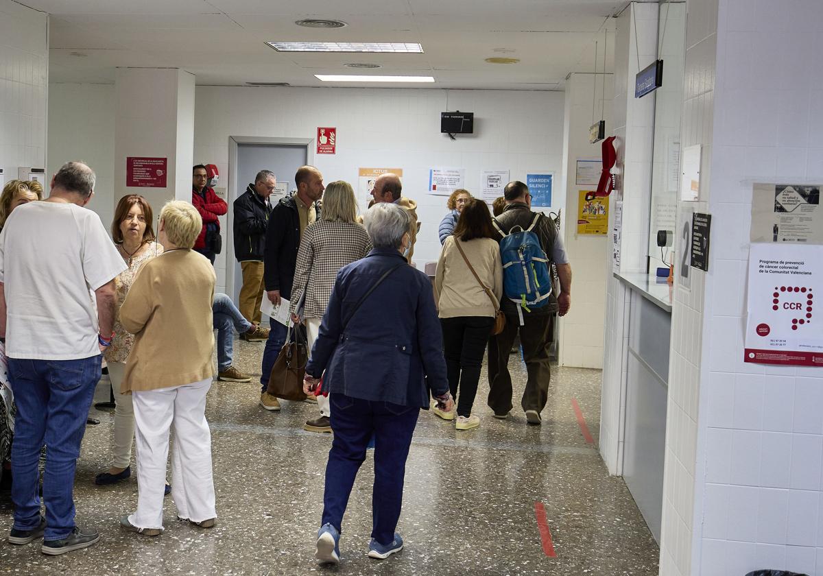 Colas en un centro de Salud de Valencia.