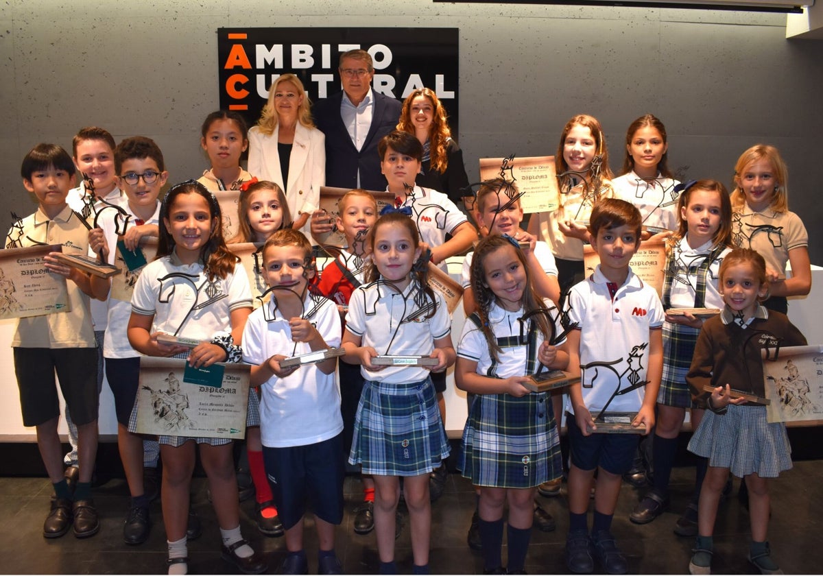 Los ganadores del concurso con sus premios.