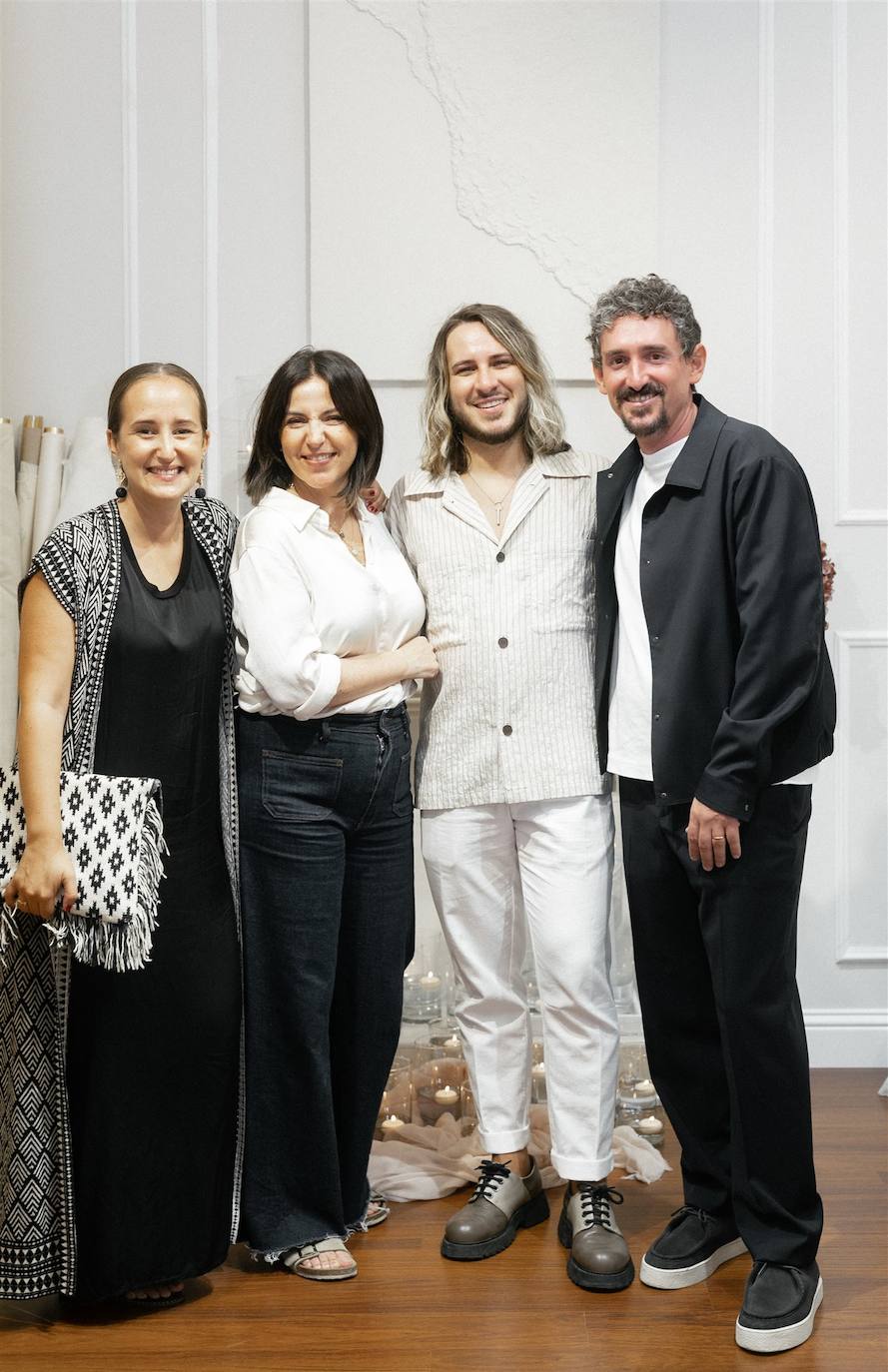 Influencers y personas relacionadas con el mundo de la moda nupcial asisten a la inauguración del atelier de Álex Vidal.