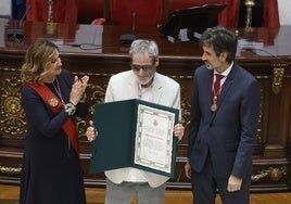 Catalá entrega el reconocimiento como hijo adoptivo a Miquel Navarro.