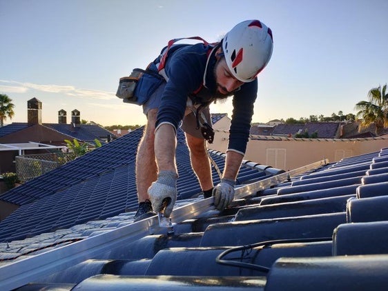 Instalación de placas solares sobre tejados de viviendas.