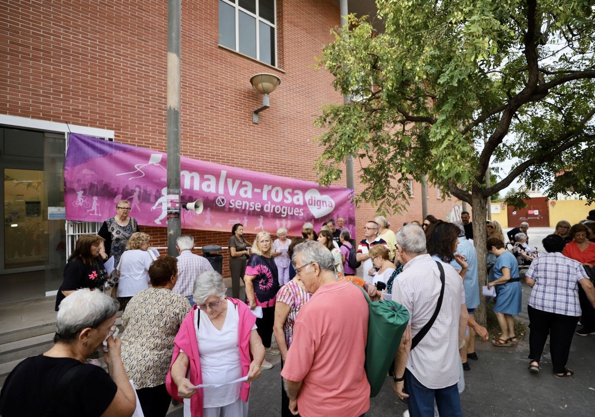 Imagen principal - Participantes en la concentración de la Malvarrosa.