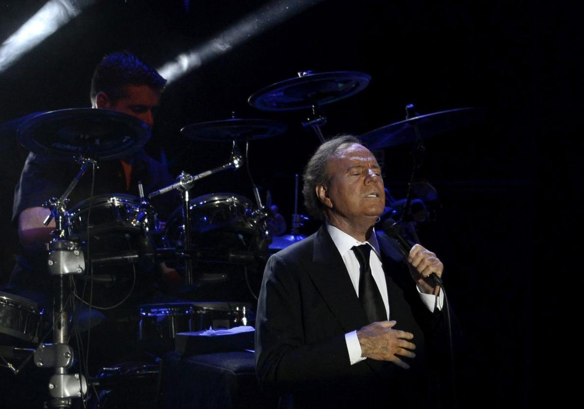 Julio Iglesias durante un concierto en una imagen de archivo.