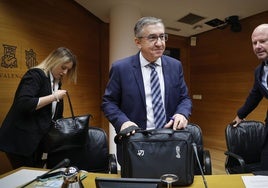 El conseller José Antonio Rovira, antes de una comparecencia en Les Corts.