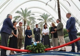 Miembros de las instituciones durante la ofrenda floral.