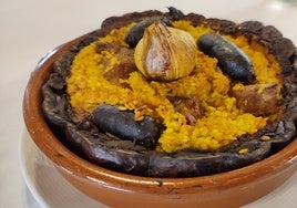 Arroz al horno cocinado en una calabaza.