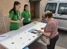 Las educadores ambientales de la Mancomunitat ofrecen información a una vecina.