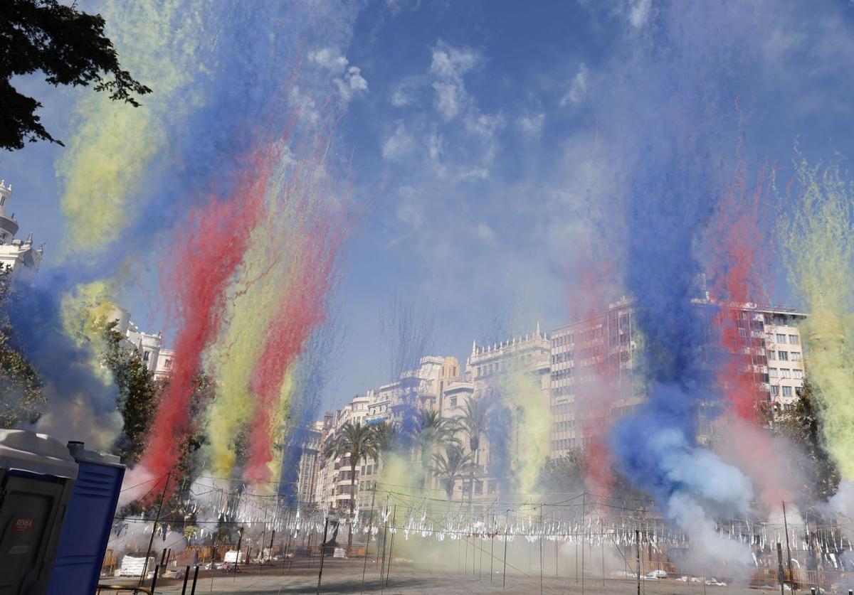 Mascletà en la plaza del Ayuntamiento de Valencia.