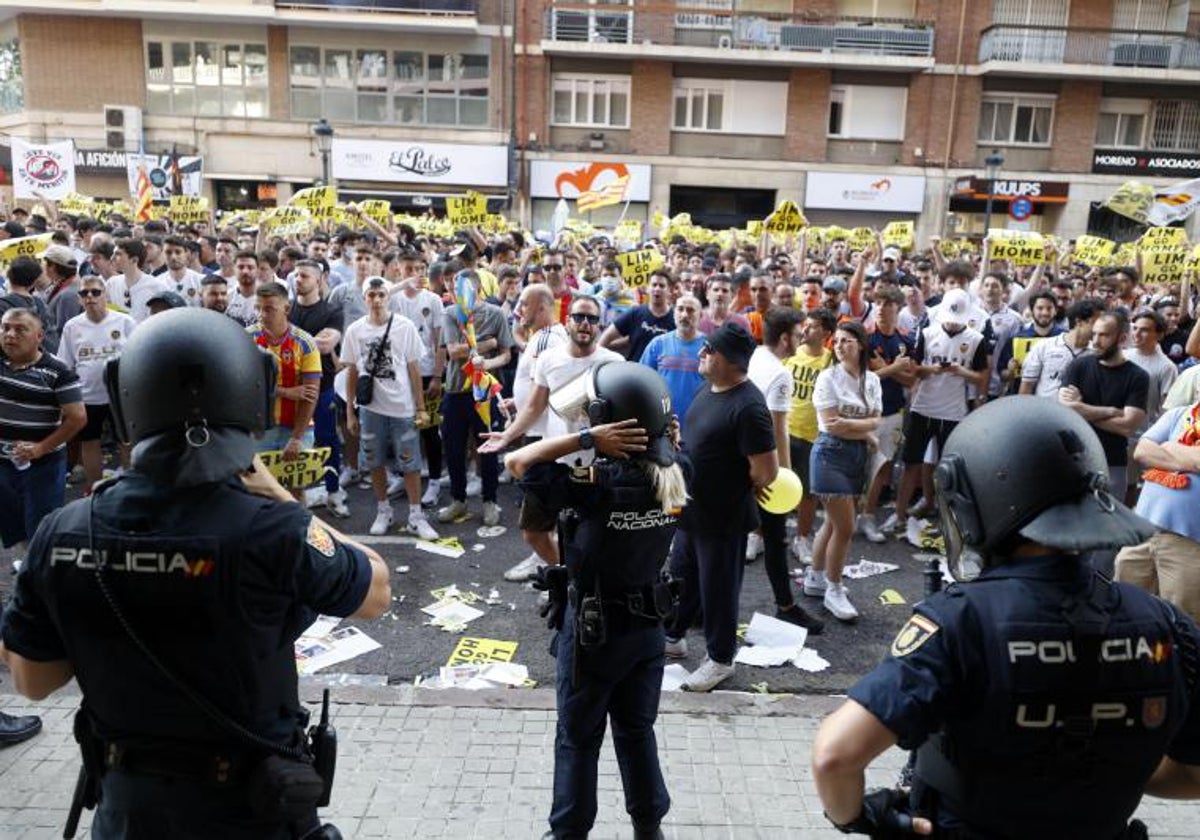 Manifestación junto a Mestalla contra Peter Lim y su gestión en el Valencia.