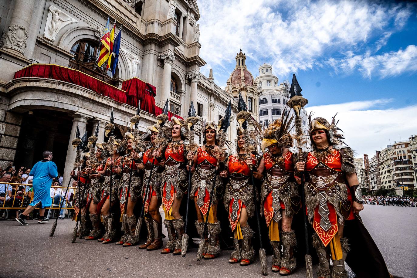 Espectacular desfile de moros y cristianos por el centro de Valencia