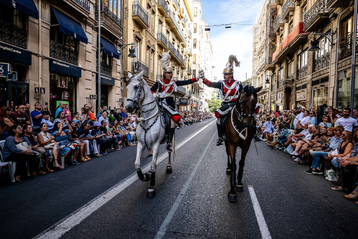 Espectacular desfile de moros y cristianos por el centro de Valencia