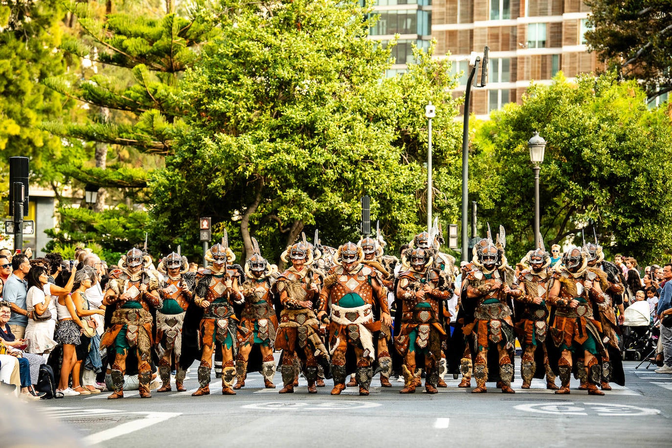 Espectacular desfile de moros y cristianos por el centro de Valencia