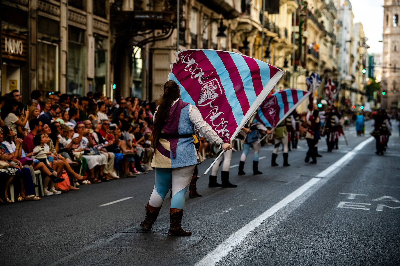 Espectacular desfile de moros y cristianos por el centro de Valencia