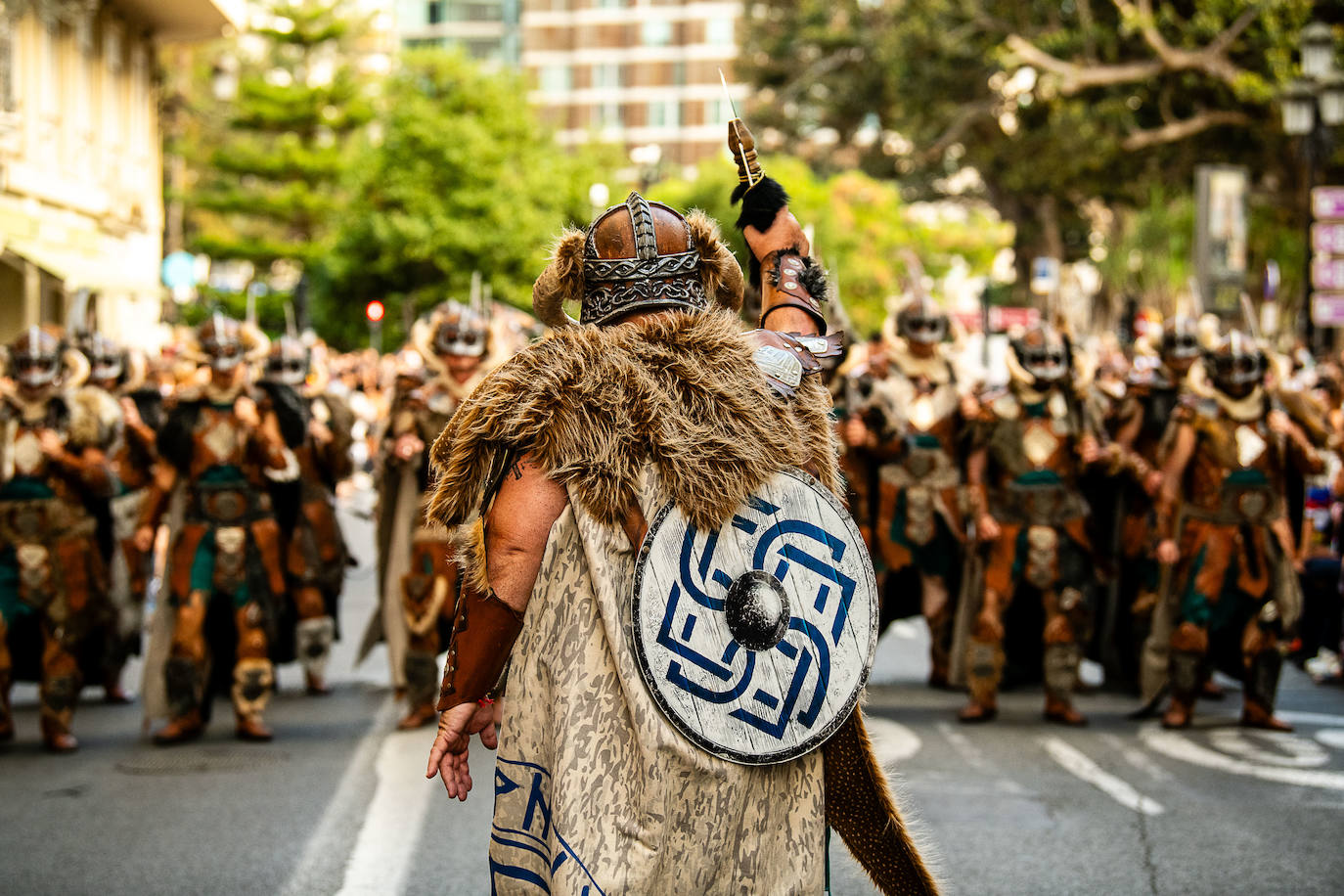 Espectacular desfile de moros y cristianos por el centro de Valencia