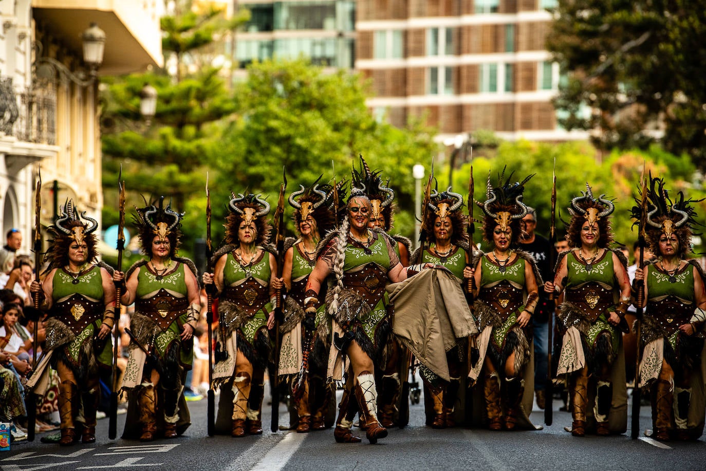 Espectacular desfile de moros y cristianos por el centro de Valencia