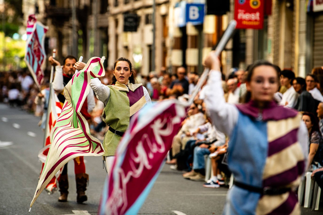 Espectacular desfile de moros y cristianos por el centro de Valencia