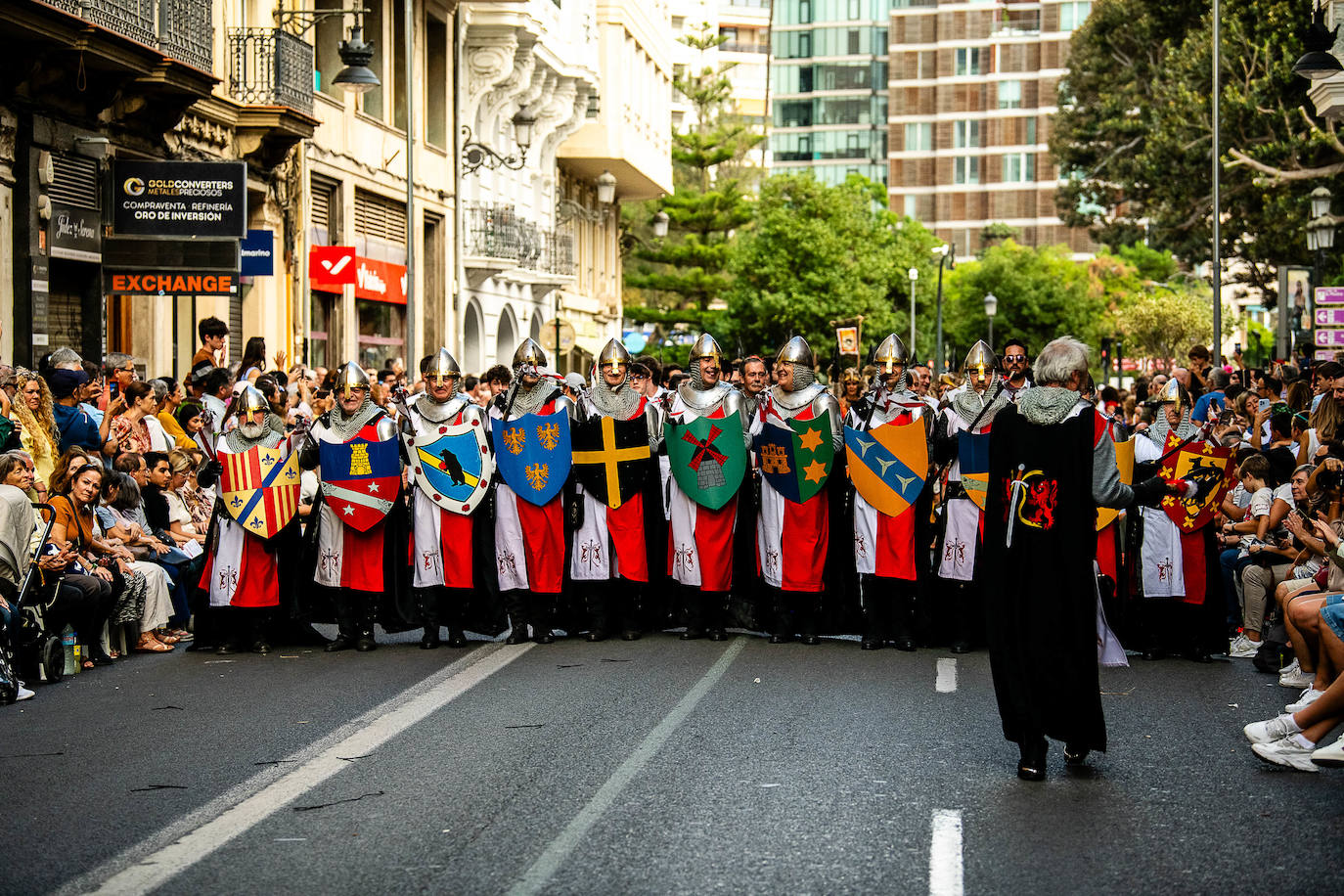 Espectacular desfile de moros y cristianos por el centro de Valencia