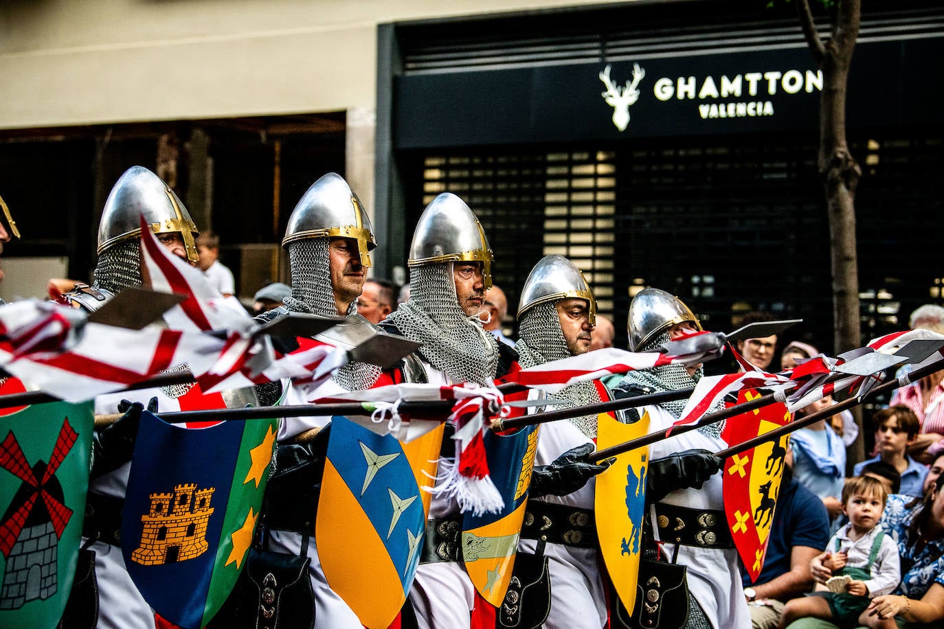 Espectacular desfile de moros y cristianos por el centro de Valencia