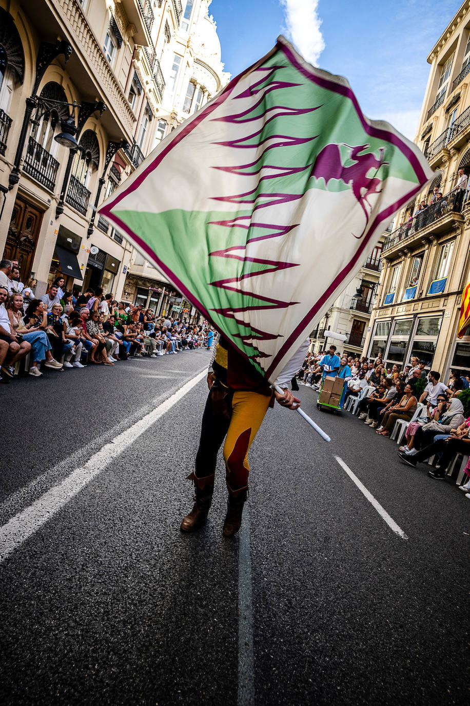 Espectacular desfile de moros y cristianos por el centro de Valencia