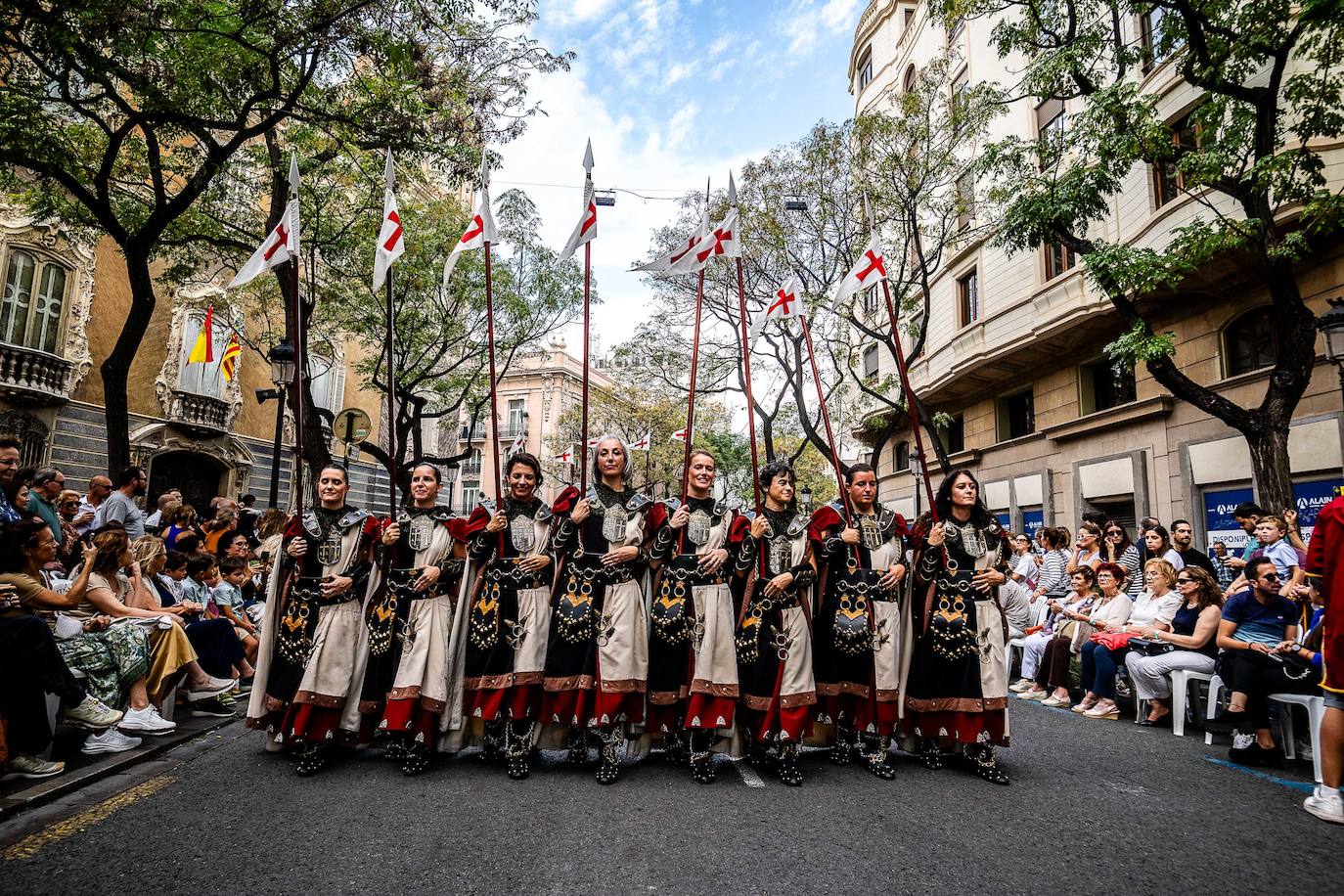 Espectacular desfile de moros y cristianos por el centro de Valencia