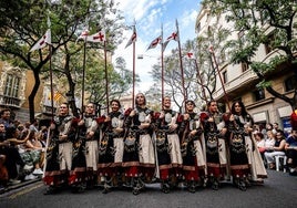 Espectacular desfile de moros y cristianos por el centro de Valencia