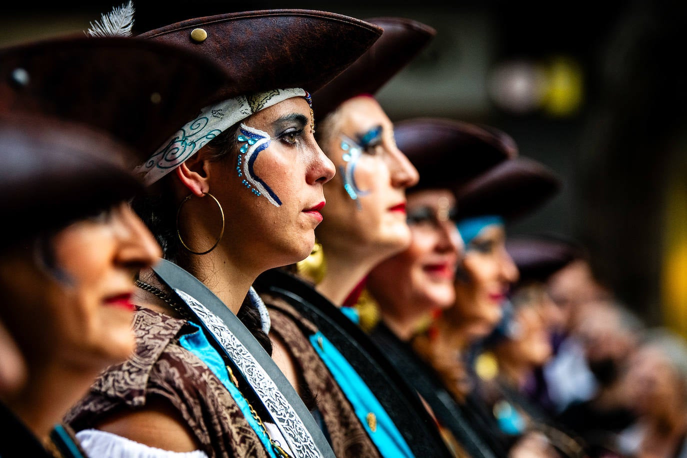 Espectacular desfile de moros y cristianos por el centro de Valencia