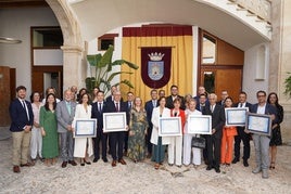 Los galardonados de Ontinyent, con los miembros de la Corporación municipal.