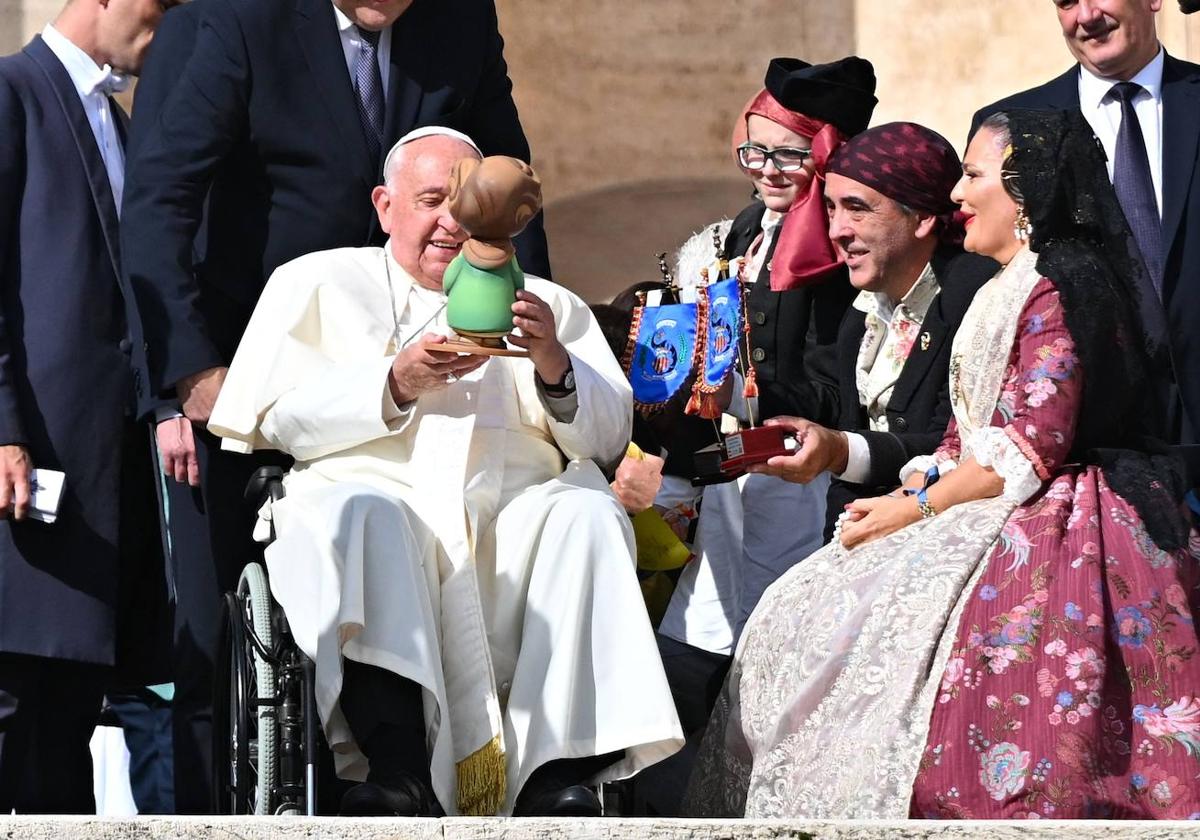 El Papa Francisco recibe el ninot de la Falla Art i Ciència.