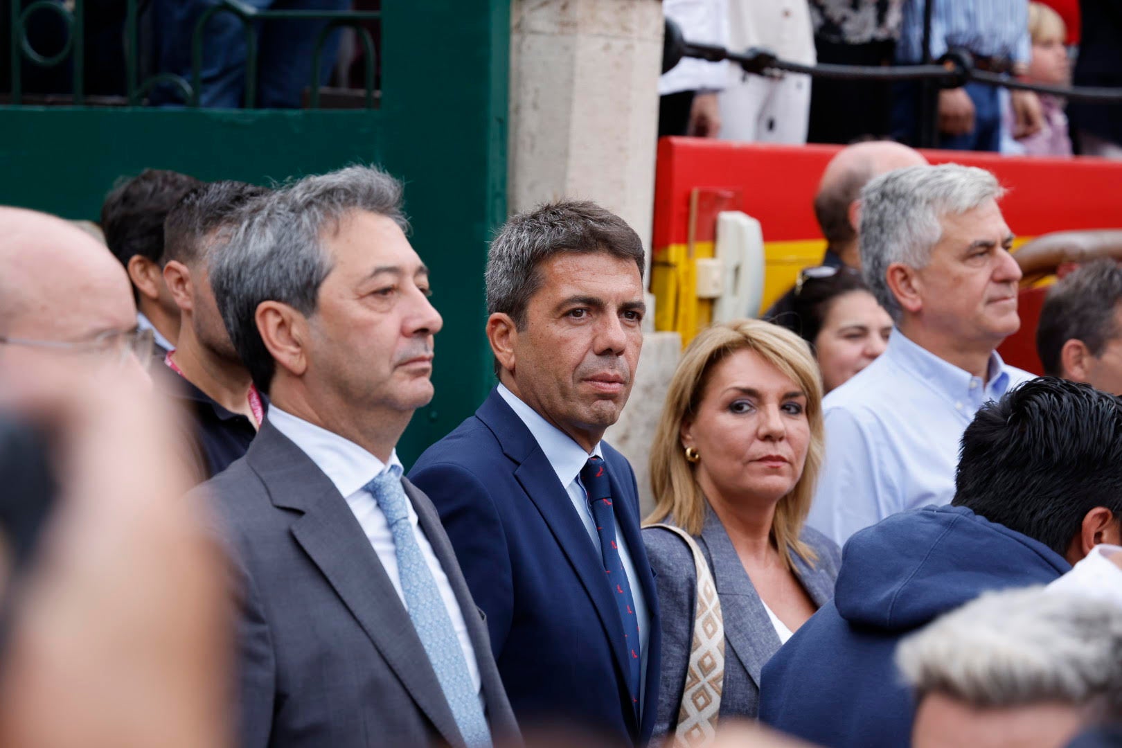 Enrique Ponce se rodea de amigos en su despedida de Valencia