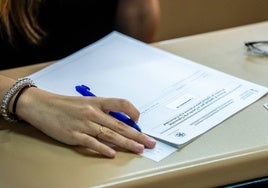 Una estudiante durante la pasada selectividad.