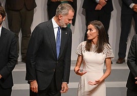 La Reina Letizia deslumbra de blanco y plata en la entrega de los Premios Nacionales de Cultura