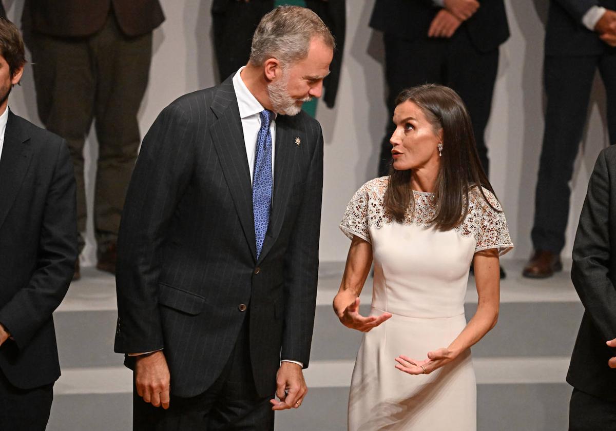 La Reina Letizia deslumbra de blanco y plata en la entrega de los Premios Nacionales de Cultura