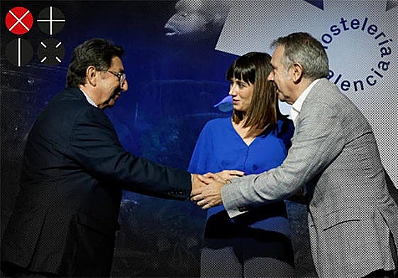 Juan Femenía, un histórico hostelero de Cullera, entrega el galardón de comunicación gastronómica a Almudena Ortuño y Jorge Alacid, de Historias con Delantal de LAS PROVINCIAS.