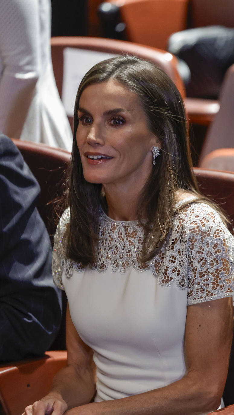 La Reina Letizia deslumbra de blanco y plata en la entrega de los Premios Nacionales de Cultura