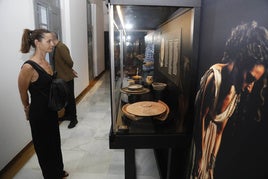 Una visitante admirando las piezas que se exponen en el MAD.