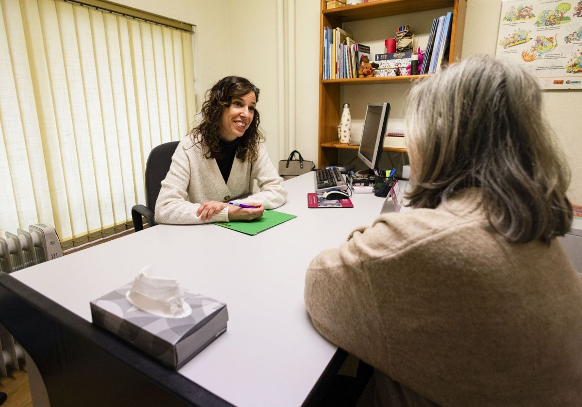 Una psicóloga atiende a una paciente en la consulta.