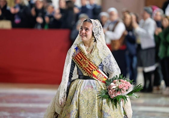 Marina García, al llegar a la plaza de la Virgen para la ofrenda de flores a la Virgen.