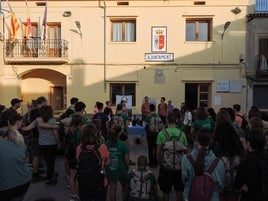 Participantes de la expediención en el Ayuntamiento de Estubeny.