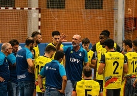 Marcos Dreyer, dando instrucciones a su equipo.