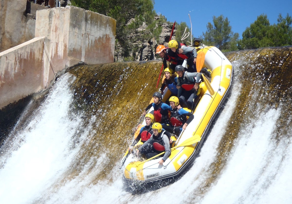 El rafting es una de las modalidades más atractivas que se pueden practicar en las frías aguas del río Cabriel.