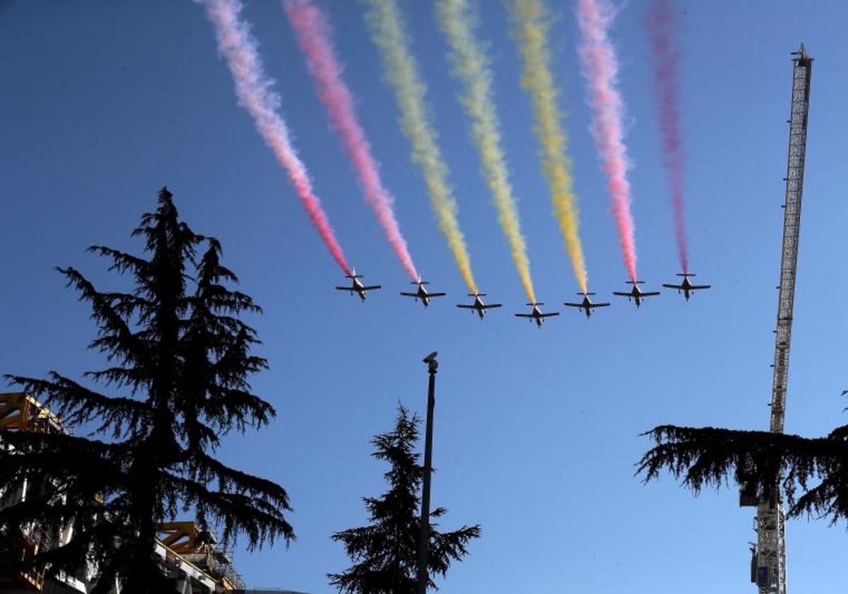 Una patrulla de aviones, durante un desfile del Día de la Hispanidad.