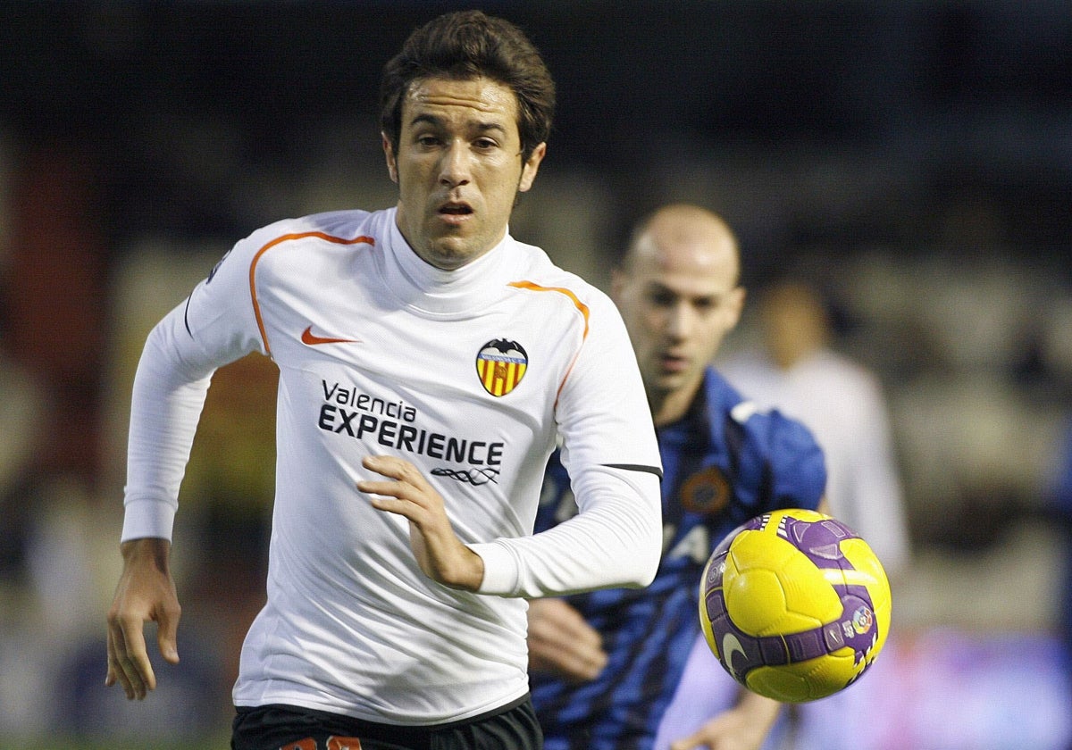 Hugo Viana en un partido de Champions con el Valencia CF.