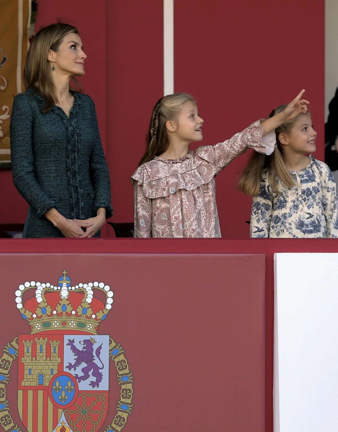 2014 | Doña Letizia presidió por primera vez como Reina el desfile por el Día de la Hispanidad con un vestido de Felipe Varela de largo a la rodilla y abonado.