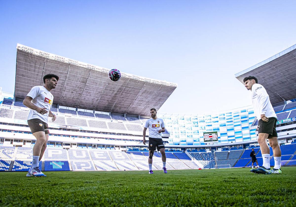 Fran Pérez, Luis Rioja y André Almeida, peloteando en el Estadio Cuauthémoc de Puebla (México).